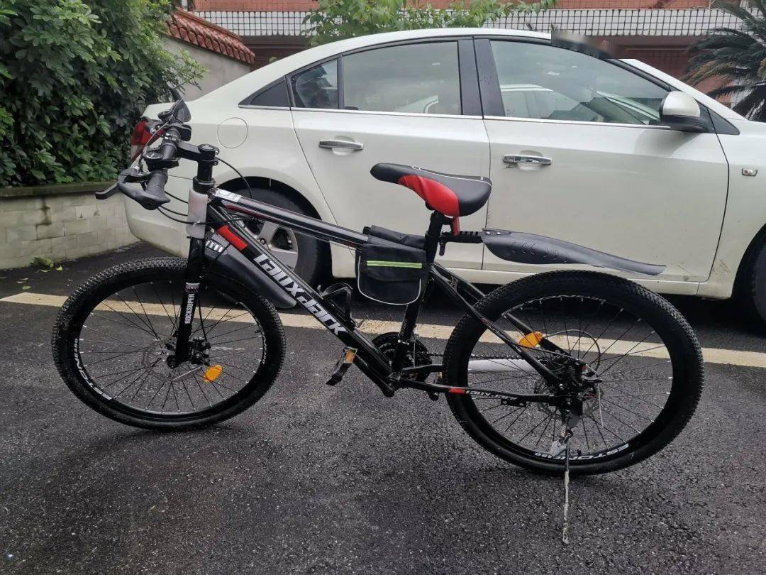 "lauxjack"牌黑色山地自行车"laux"牌红色自行车"giern"牌山地自行车"