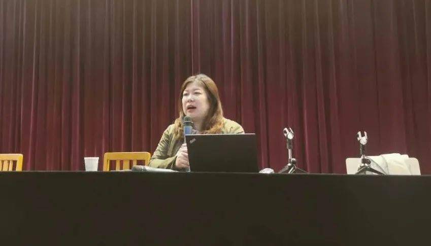 心理专家高宝月老师撰稿人:初一年级组摄 影:冯媛茜,李杨