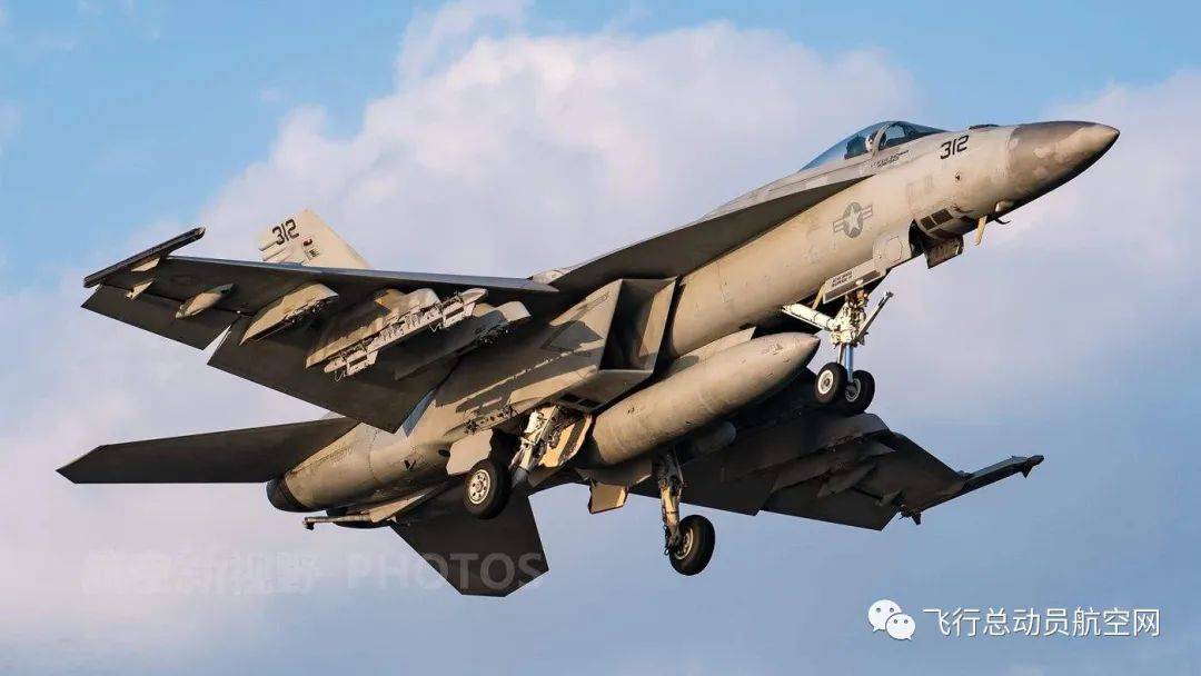 美海军一架f/a-18e"超级大黄蜂"坠毁 飞行员跳伞逃生