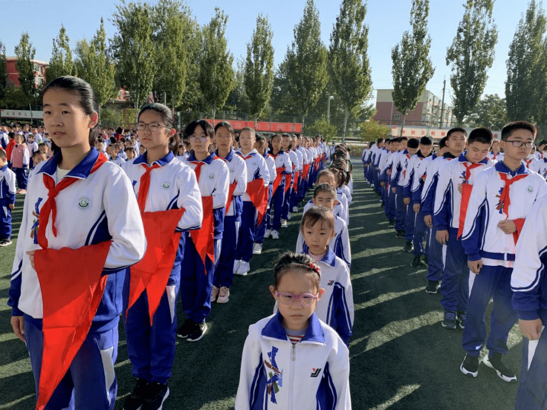 传承红色基因争做新时代好队员京源学校莲石湖分校新队员入队仪式
