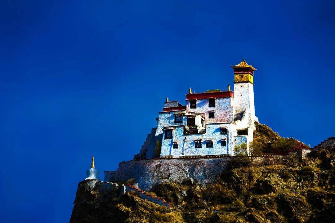 雍布拉康神湖拉姆拉措第一座寺庙第一部经书第一座宫殿第一位赞普第一