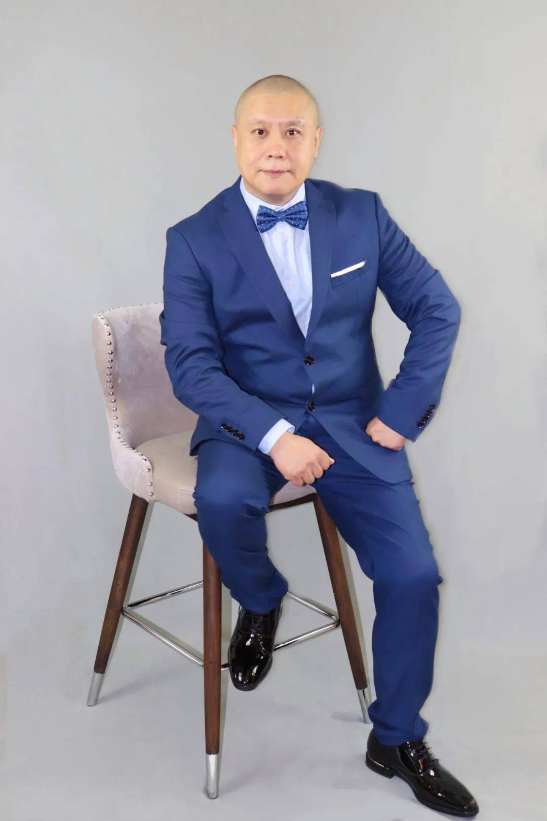 韩巨明《普球山》剧情简介周应龙之弟据普球山,夜入公馆,盗去彭朋金牌