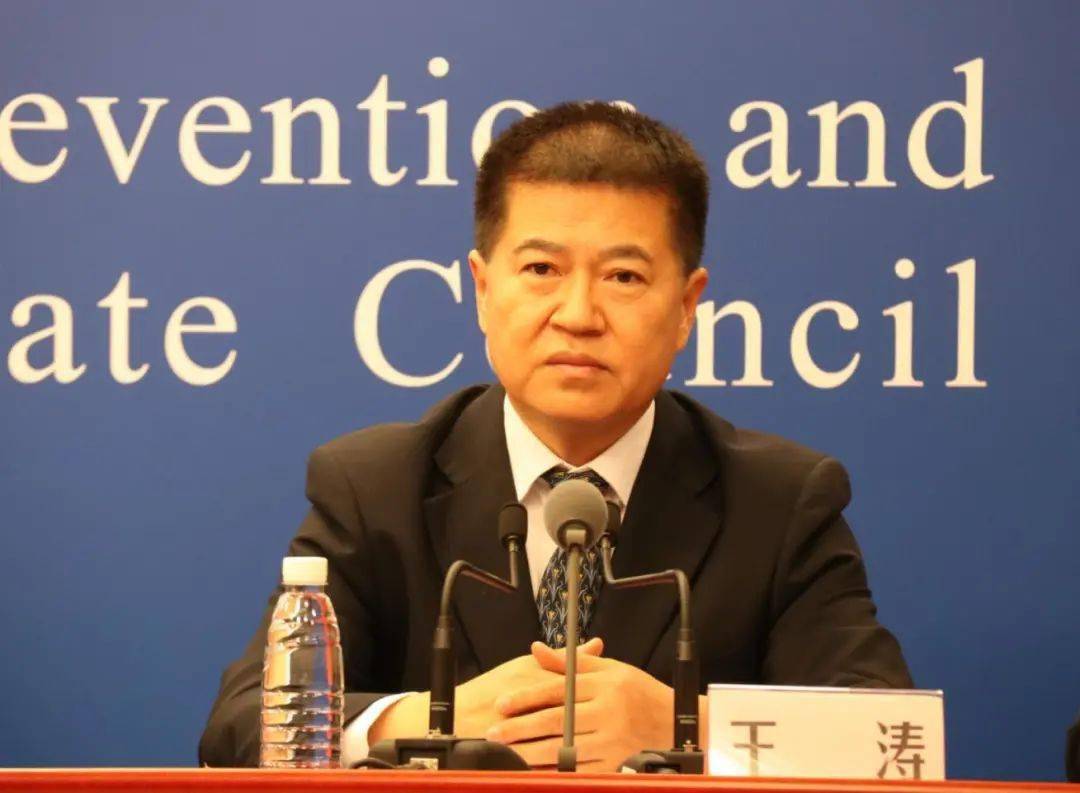 图为王涛在发布会现场答记者问.
