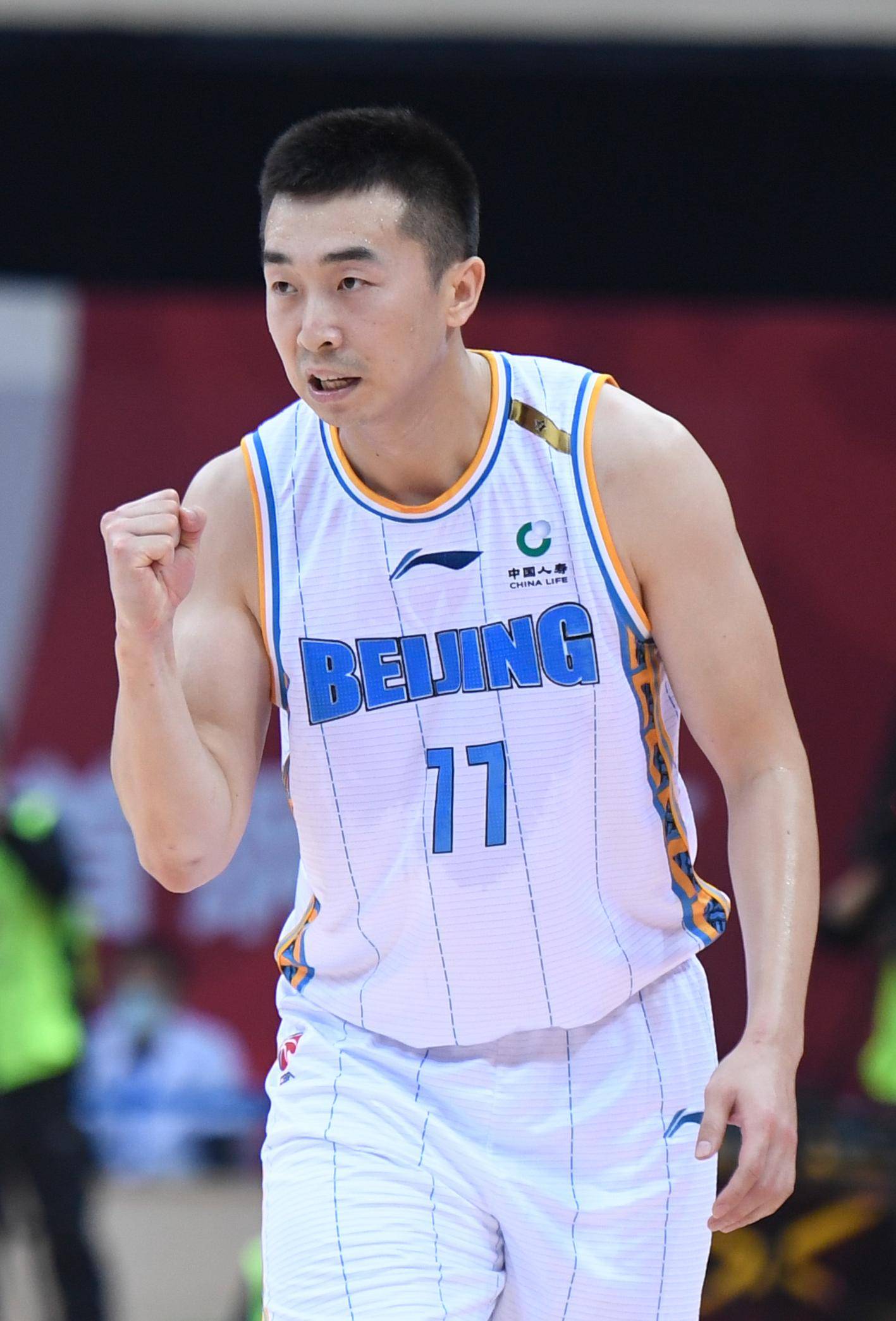 10月22日,北京首钢队球员王骁辉在比赛中庆祝得分.