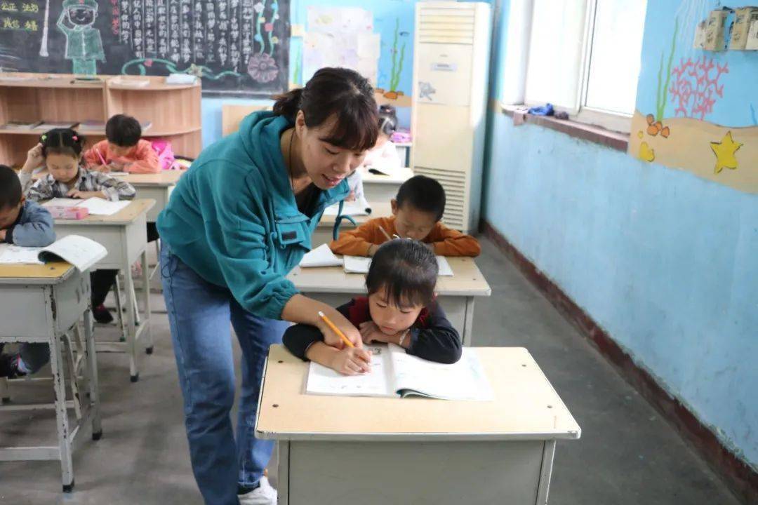 希望山里娃 自信又开心(人民日报为我区山村教师点赞)_张晓宁