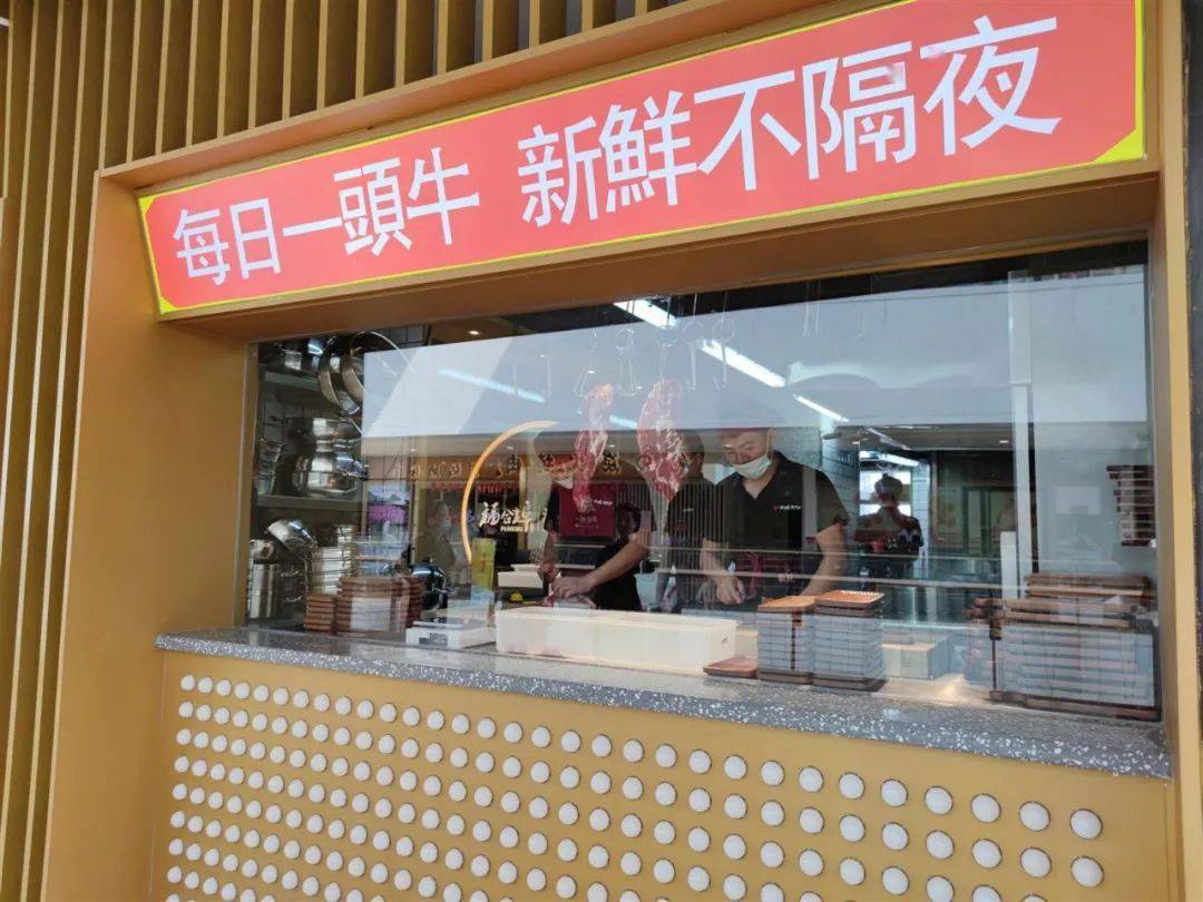 店里明档口悬挂着的牛肉每天从屠宰场直接送到店里牛肉的品质和口感