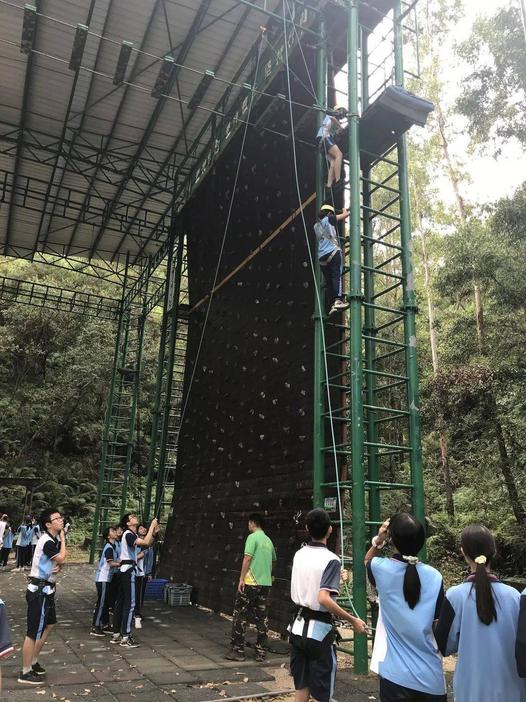 拓展训练是我们团结的声音撑起全场的我们没有军人的声音响彻整个历