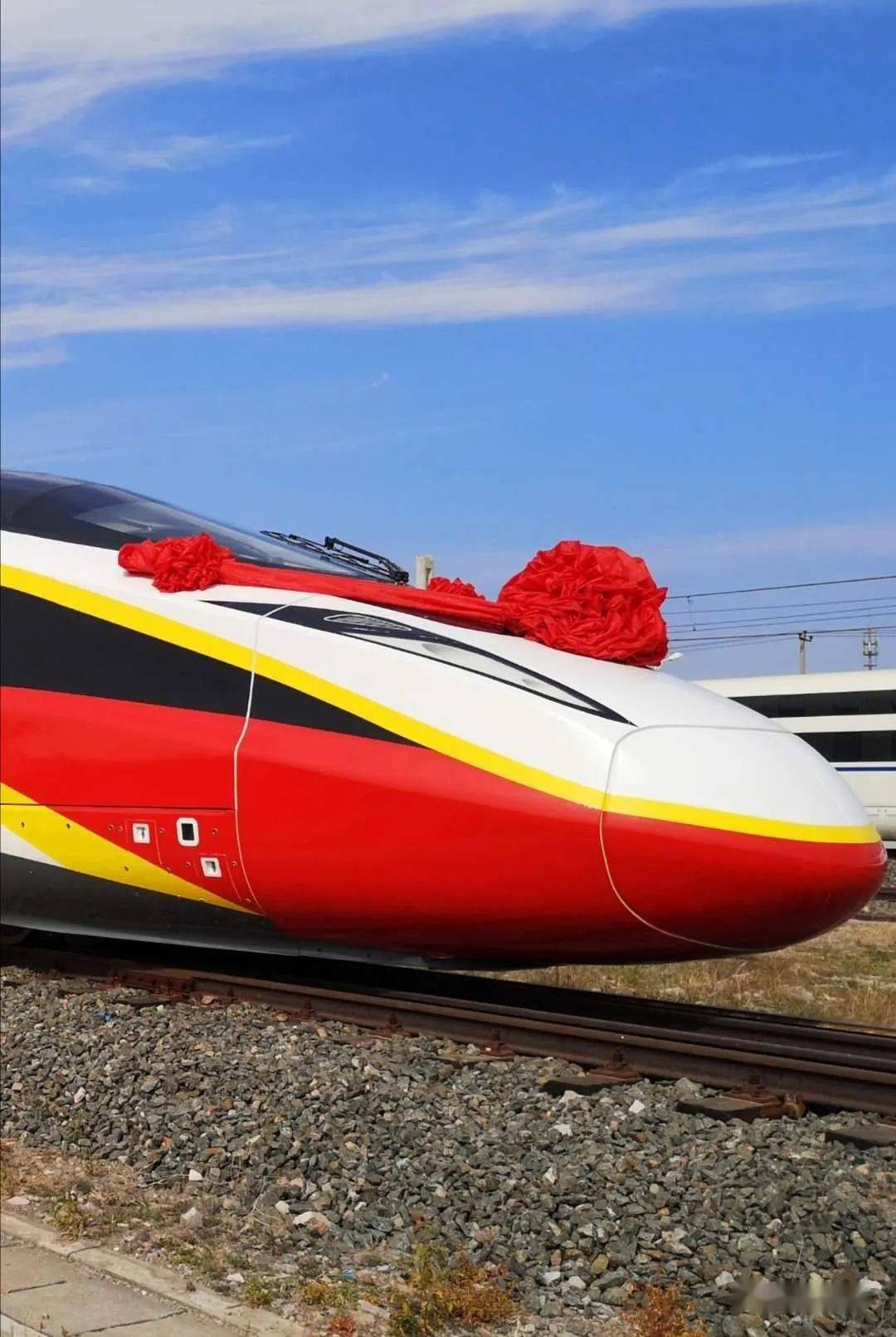 时速400公里可变轨距神车唐车版跨国互联互通高速动车组下线