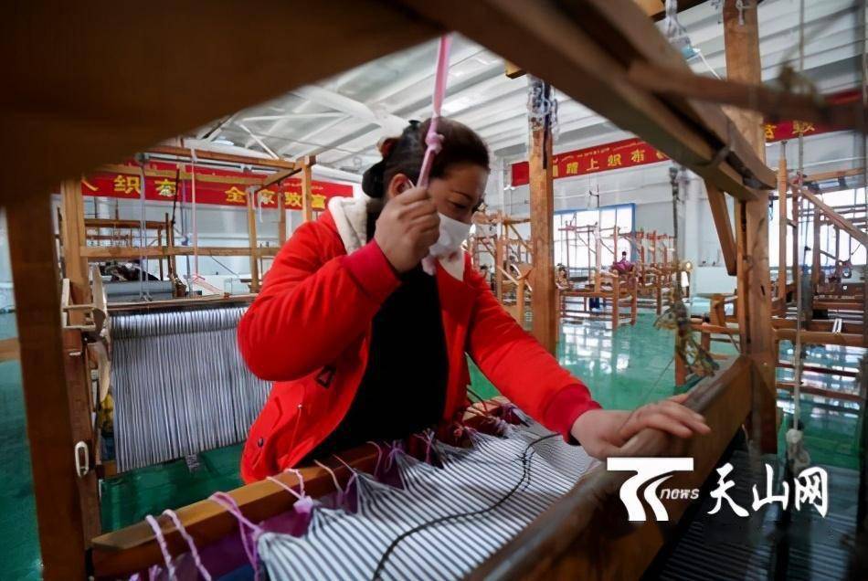 幸福花开新边疆家门口就业挣钱顾家两不误阿图什市阿湖乡村民这就是