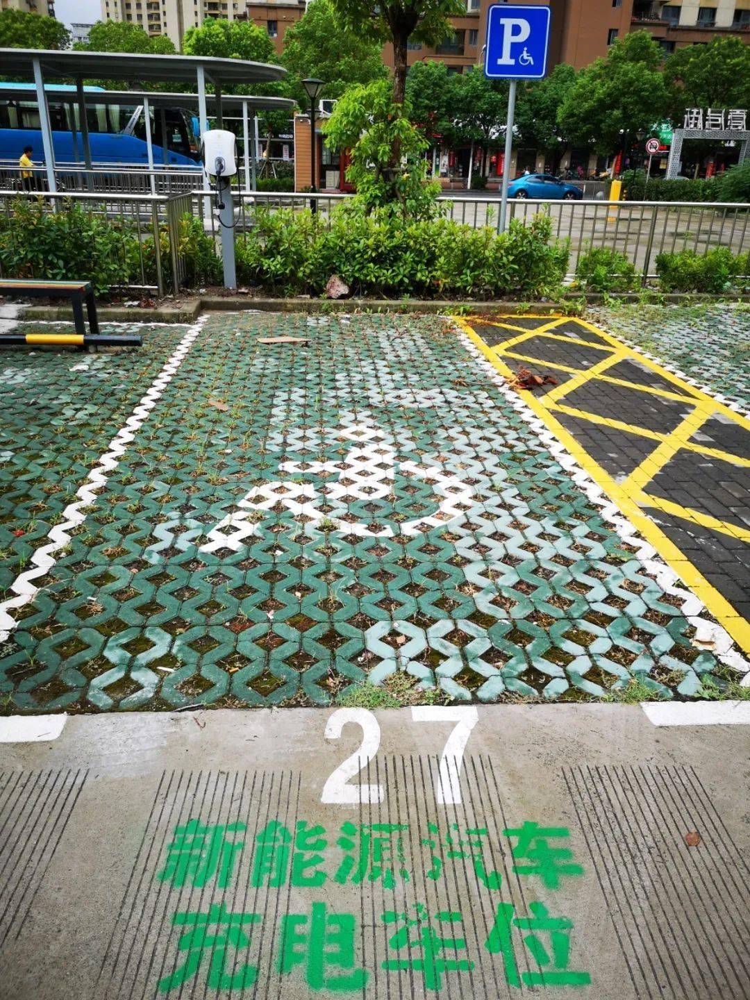 公共停车场共有停车位38个,改造后原则上仅允许新能源小型机动车停放