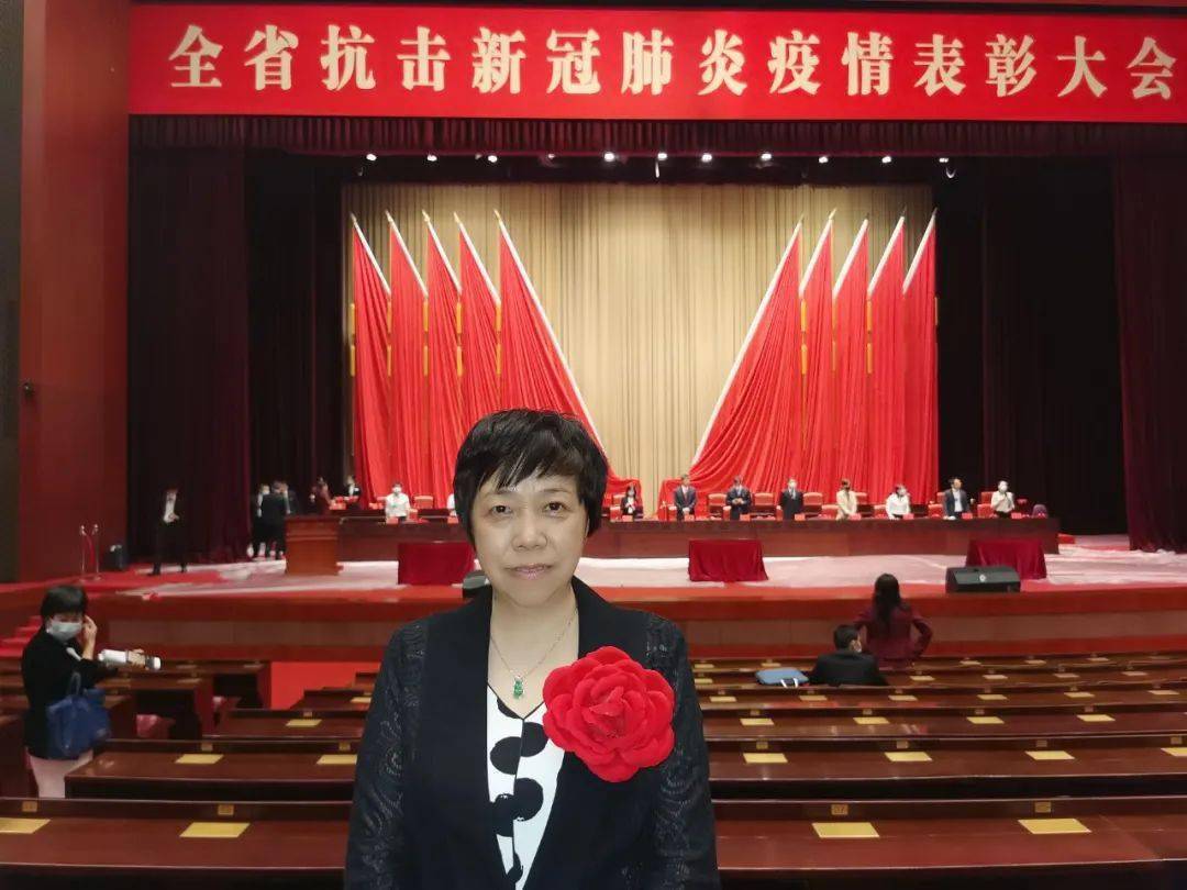 徐凤琴,医务部主任兼感染管理办公室主任兼质量评估中心主任,主任医师