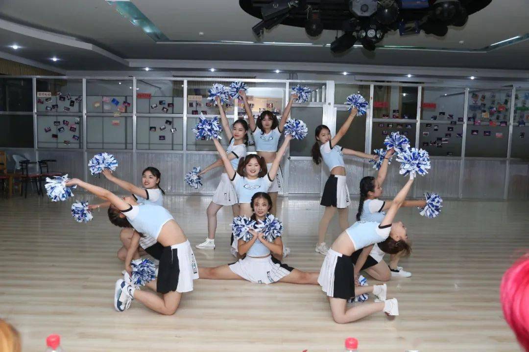 啦啦操初赛一舞一乐扬青春之梦