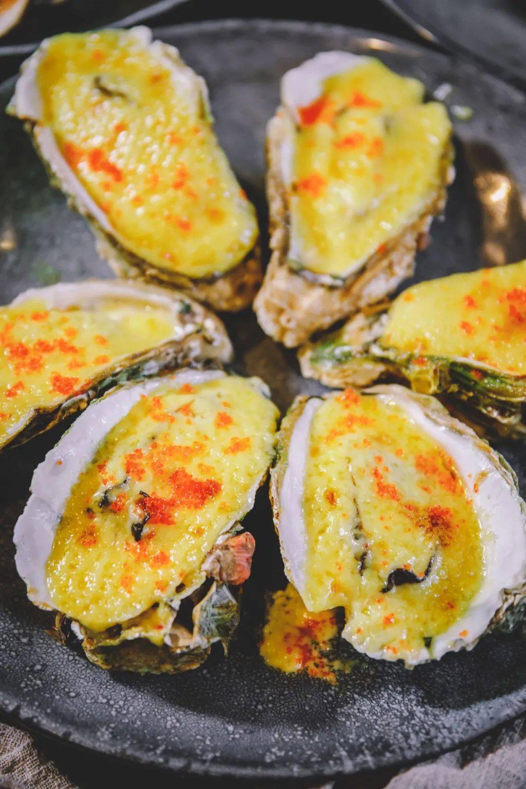 02手掌这么大的生蚝,挤上用海胆制作而成的海胆酱,放入烤箱中,焗过的