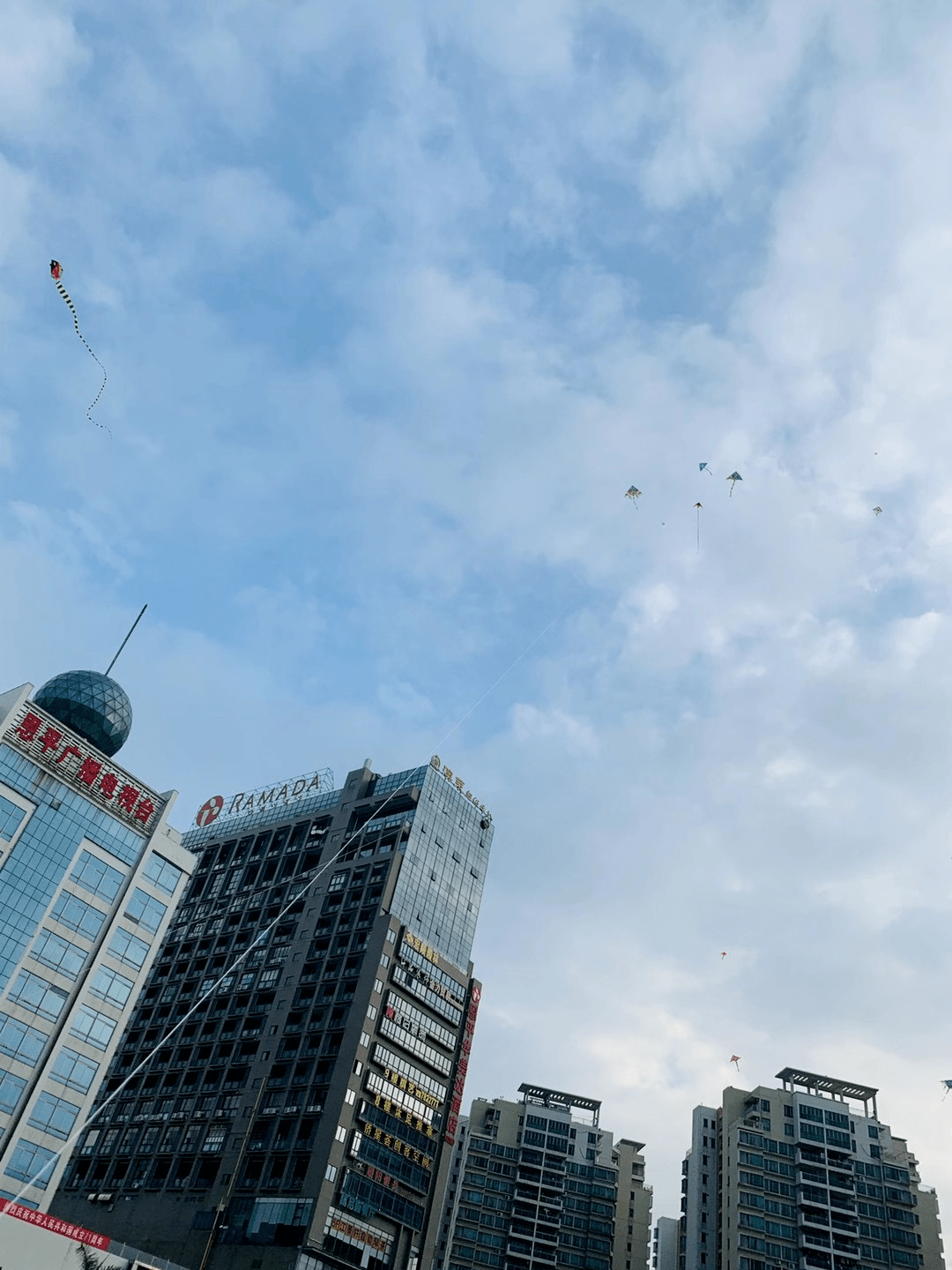 在冯如广场有人被风筝砸中头也有人险被风筝线割伤已有恩平网友为此吵