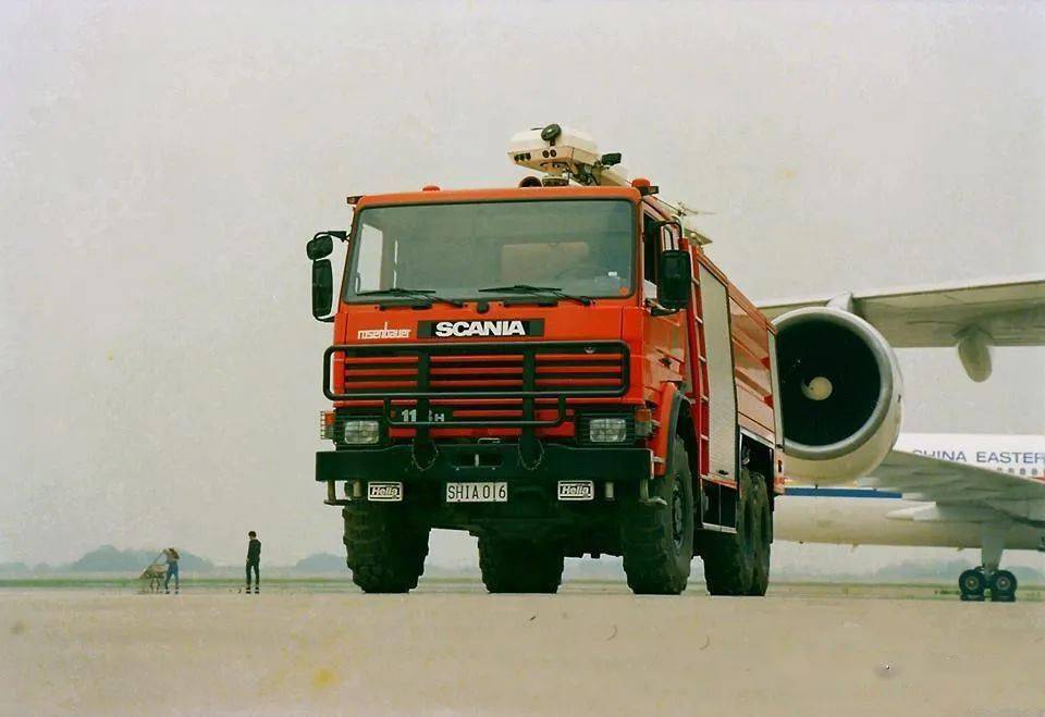 越来越少的斯堪尼亚113h 6x6底盘卢森堡亚机场消防车