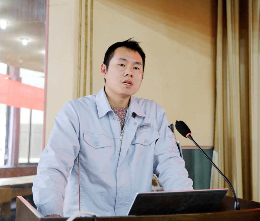 青年展示李临风宣读青年科技创新活动策划及评分细则课题发表会上,副