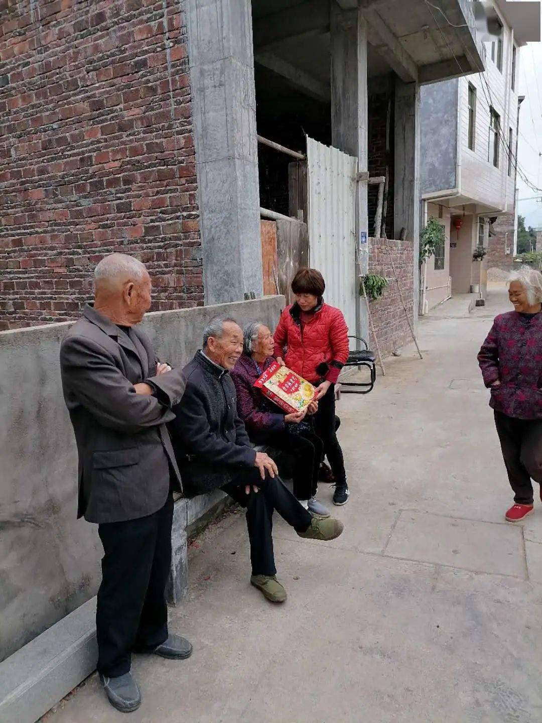 曹邱村为老人送上慰问祝福↑秀坑村开展重阳节慰问和文娱活动↑重阳