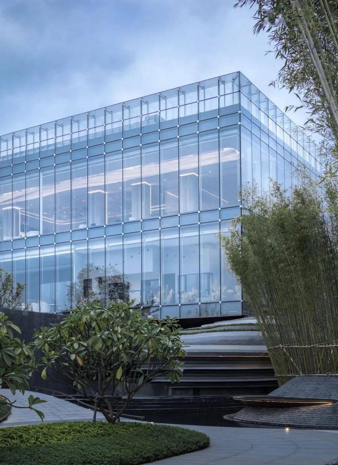 轻盈透明的"玻璃幕墙"外立面——简洁的形态,犹如一个"时光宝盒"_建筑