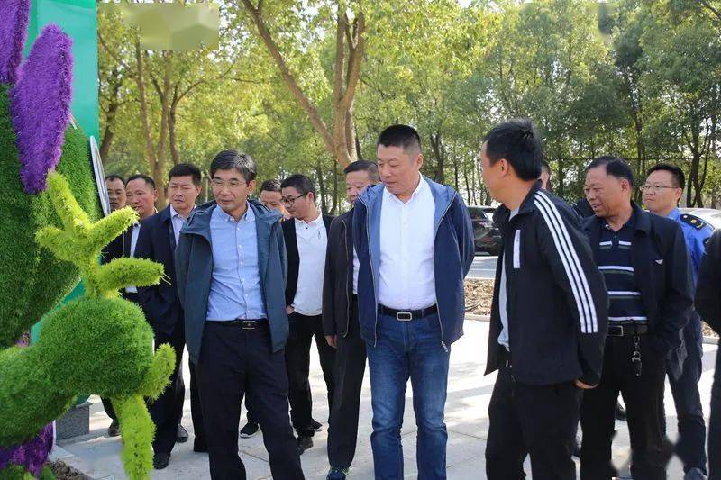 在随后召开的座谈会上,镇党委副书记孙仲英对各村现阶段人居环境整治