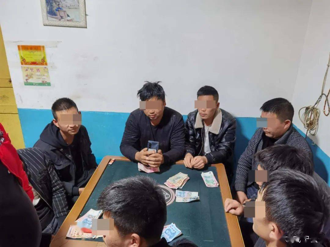 龙家院组李某某家利用扑克牌以"炸金花"的方式进行聚众赌博的违法行为