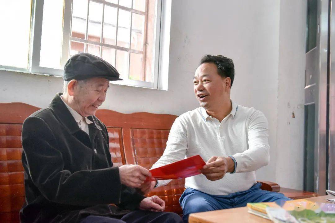 10月24日上午,县委书记孙环志先后走访慰问了离退休干部王沛先,罗大敏