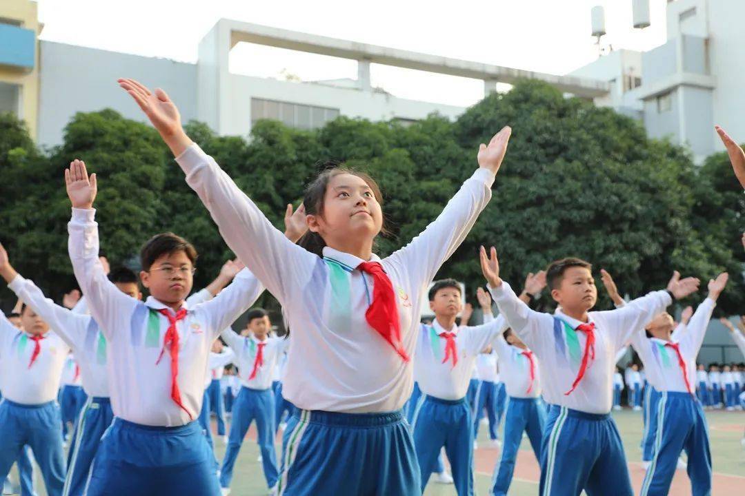 朝气蓬勃中山华附小学校区广播操队列比赛展风采