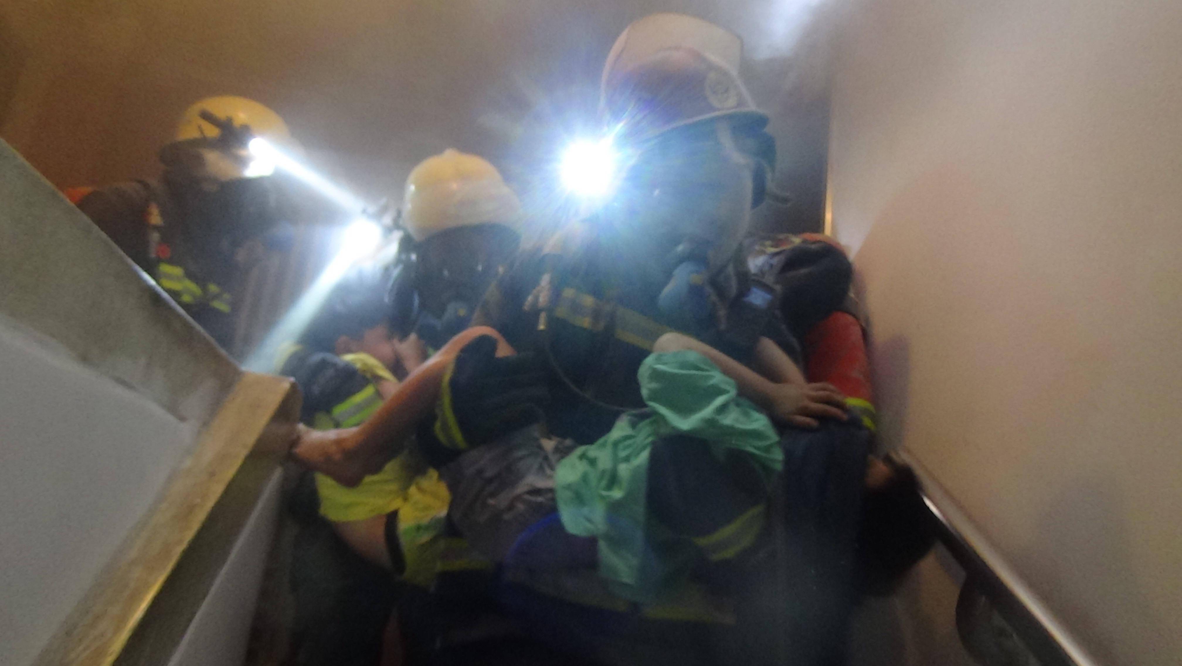 房内有人呼救一居民楼起火消防员破门灭火救出五人