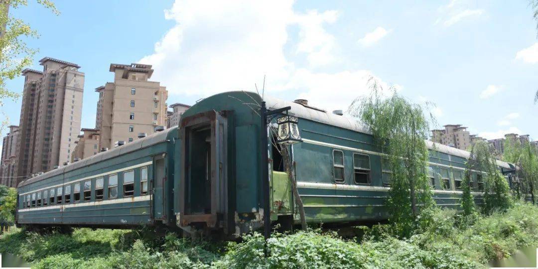 綠意相映間斑駁陸離外表墨綠色的火車車廂