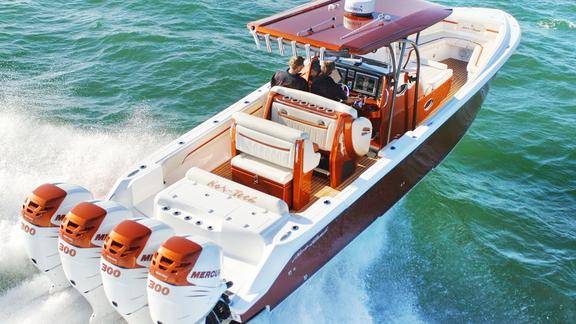 4个马达4个螺旋桨的快艇在海上可以开到300码吗