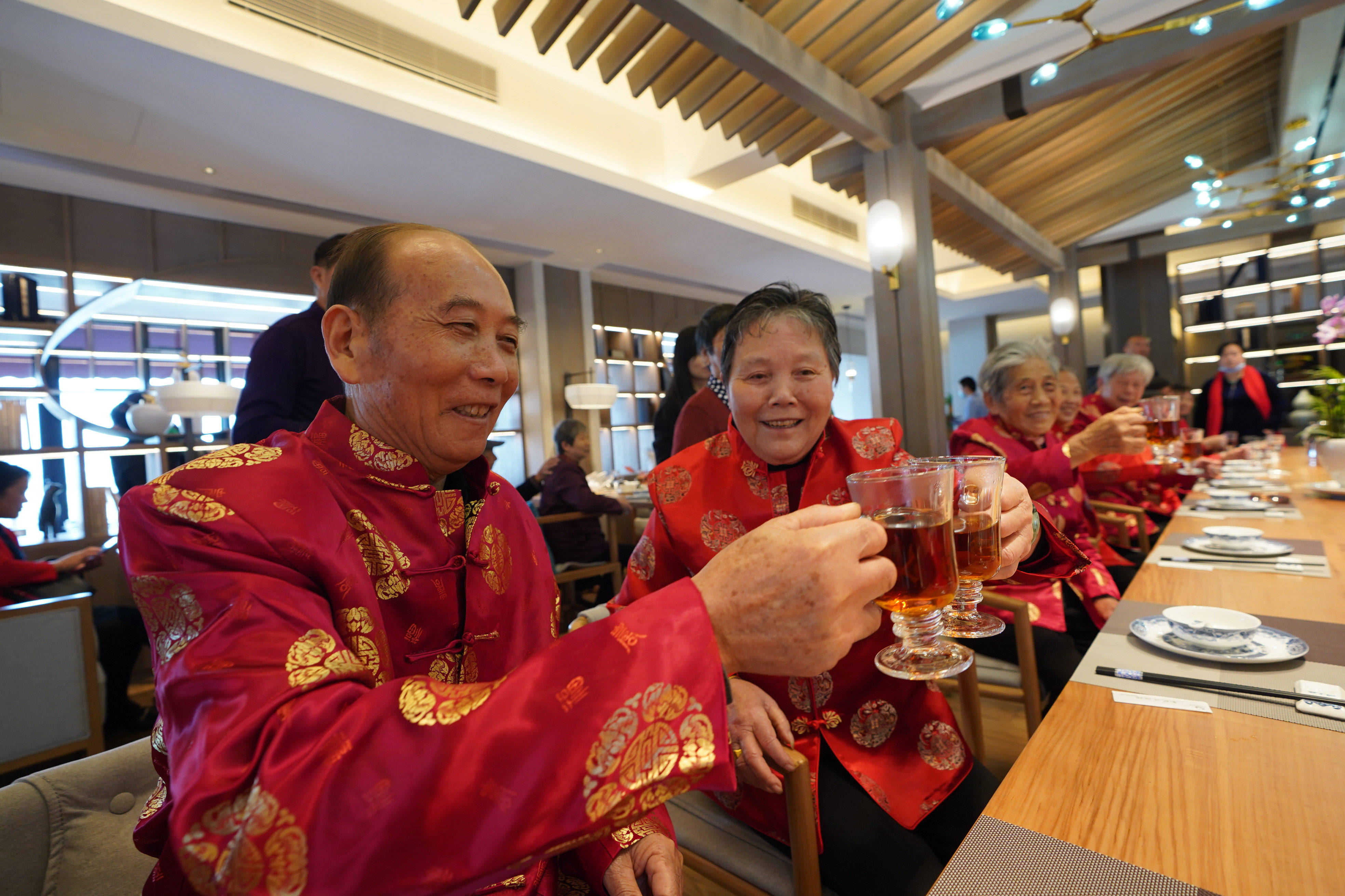 滕王阁里话重阳_老人