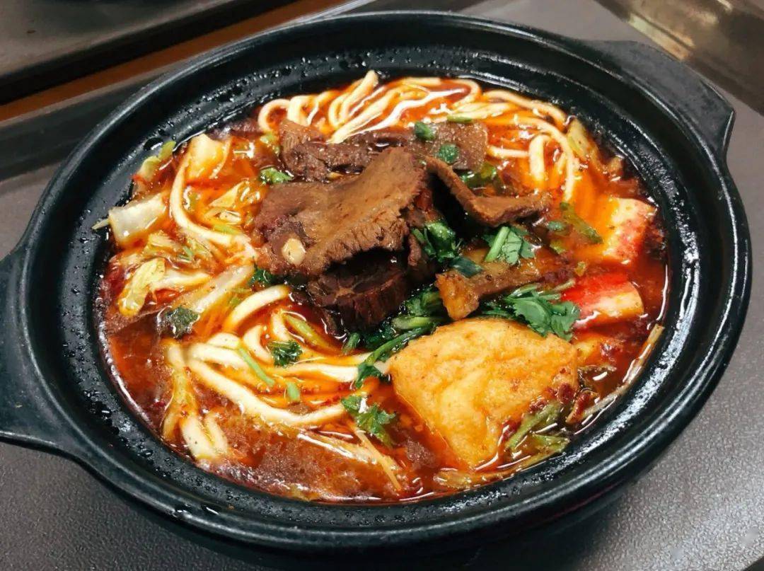 这个窗口每样菜品都是主打,而最受欢迎的应该就属牛肉砂锅面和三鲜