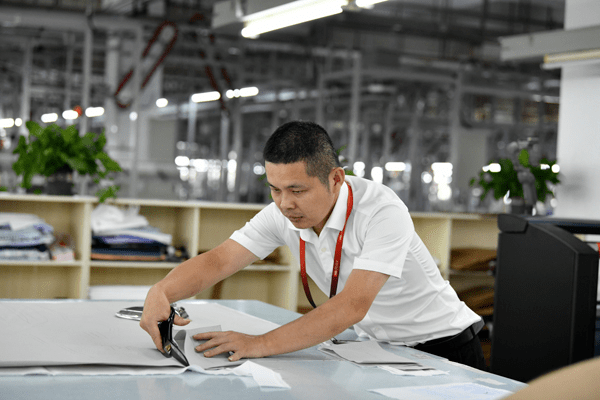 中国梦大国工匠服装骨骼塑造师郭军伟