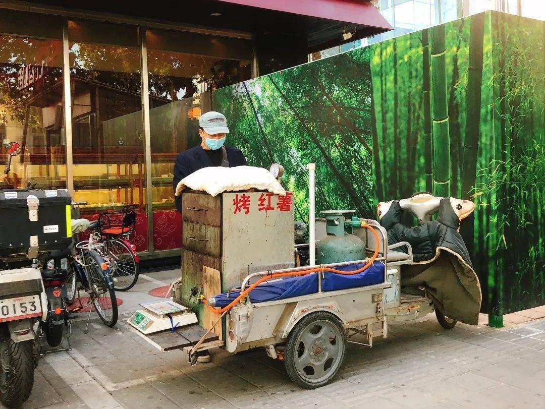 热乎乎的烤红薯在烤箱里向你招手,一份温暖的甜蜜怎能错过!