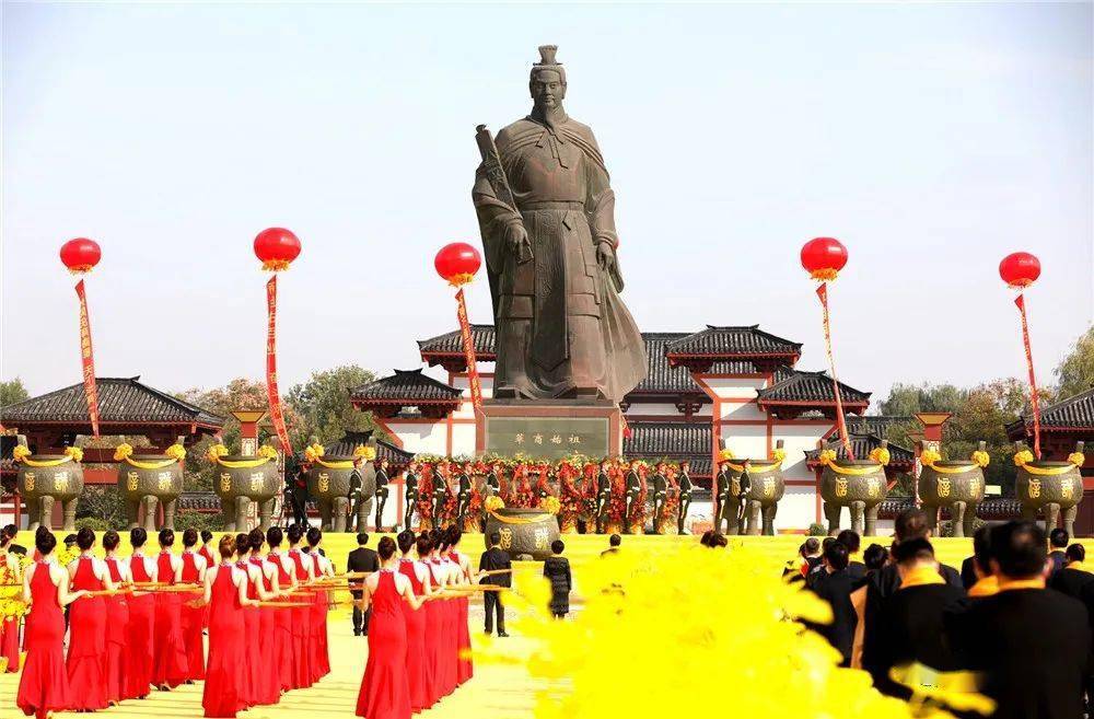 一面面书写着"殷商之源 通达商丘 华商同心 天下一家"的旗帜迎风招展