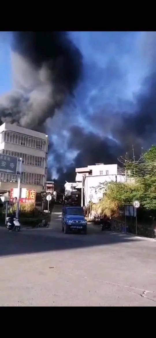 五华水寨一废品站发生火灾现场浓烟滚滚方圆几公里都可看到