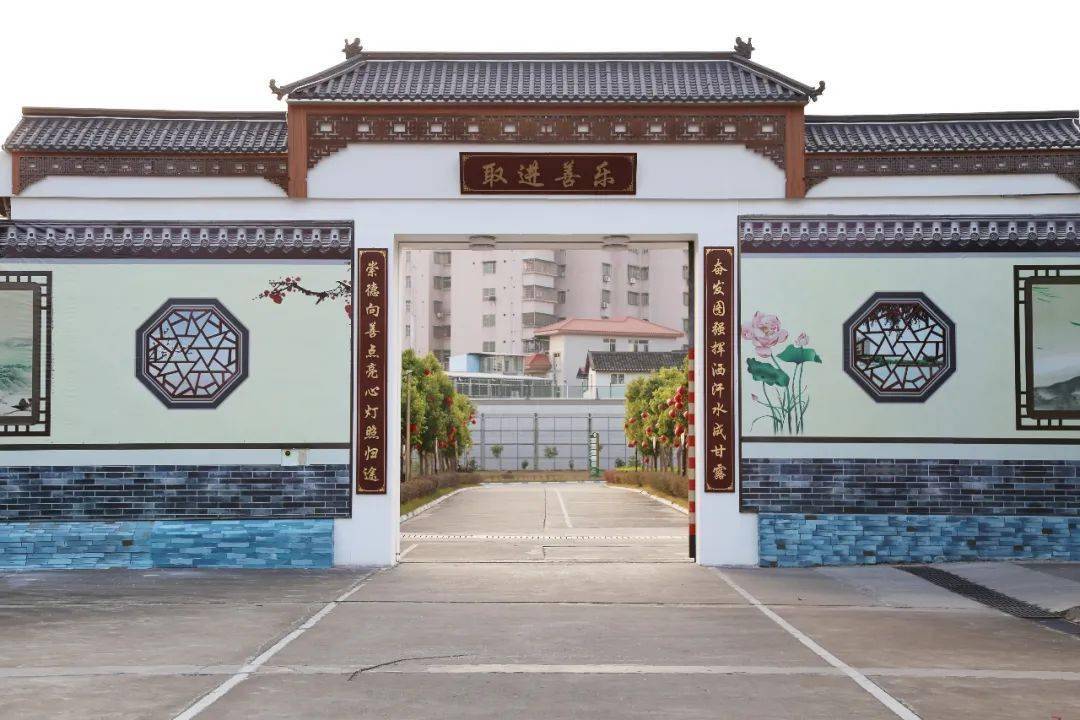 梅州监狱设立"一区一主题",在公共区域设立客家文化墙,文化宫灯