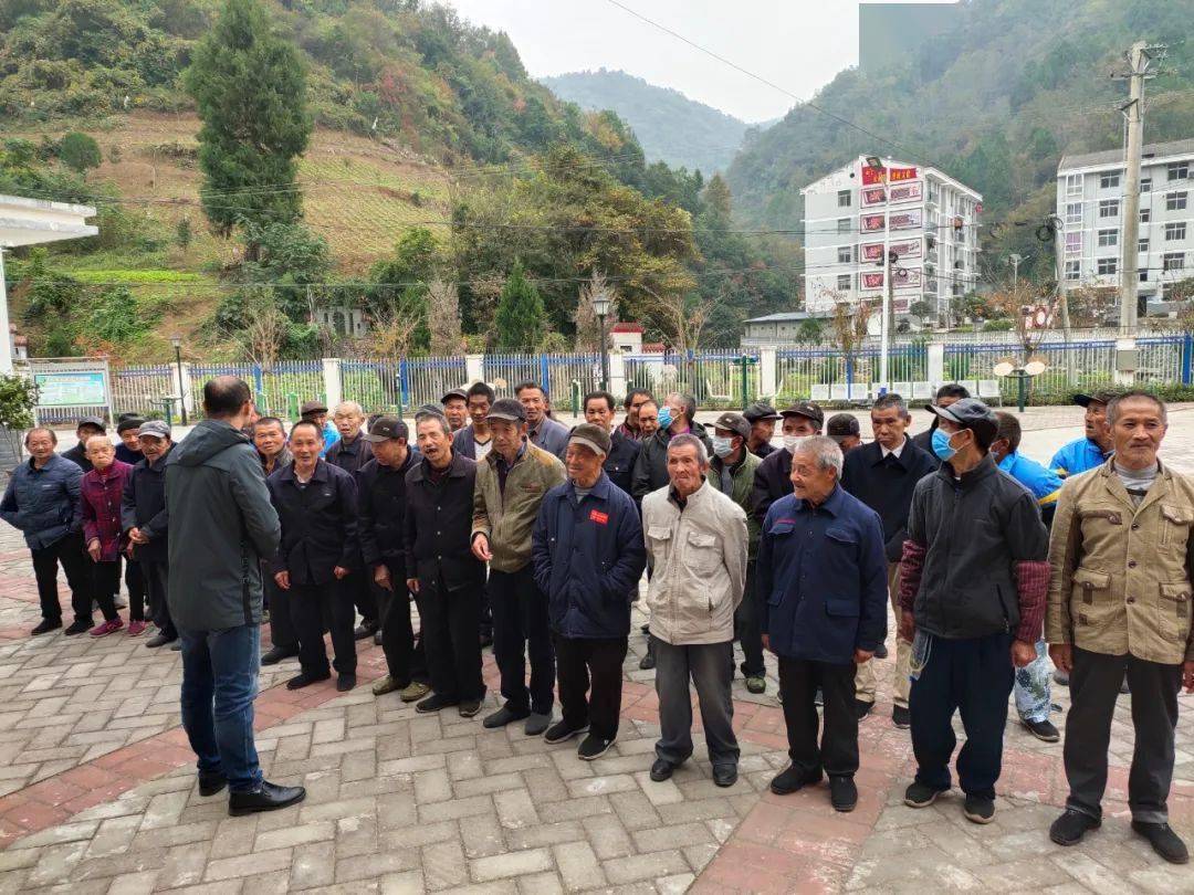 10月25日,曾溪镇党委,政府组织志愿者到敬老院慰问老人,在深秋时节为