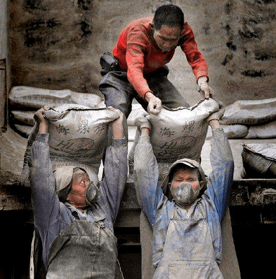 她们和男人一样做这又苦又累的生活.