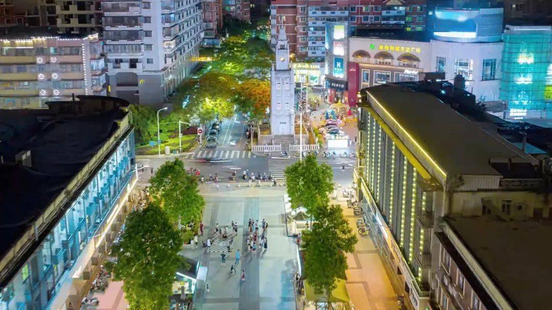 同新路步行街,"钟楼壹号"商场,夏商钟楼生活广场形成同安地标式的商贸