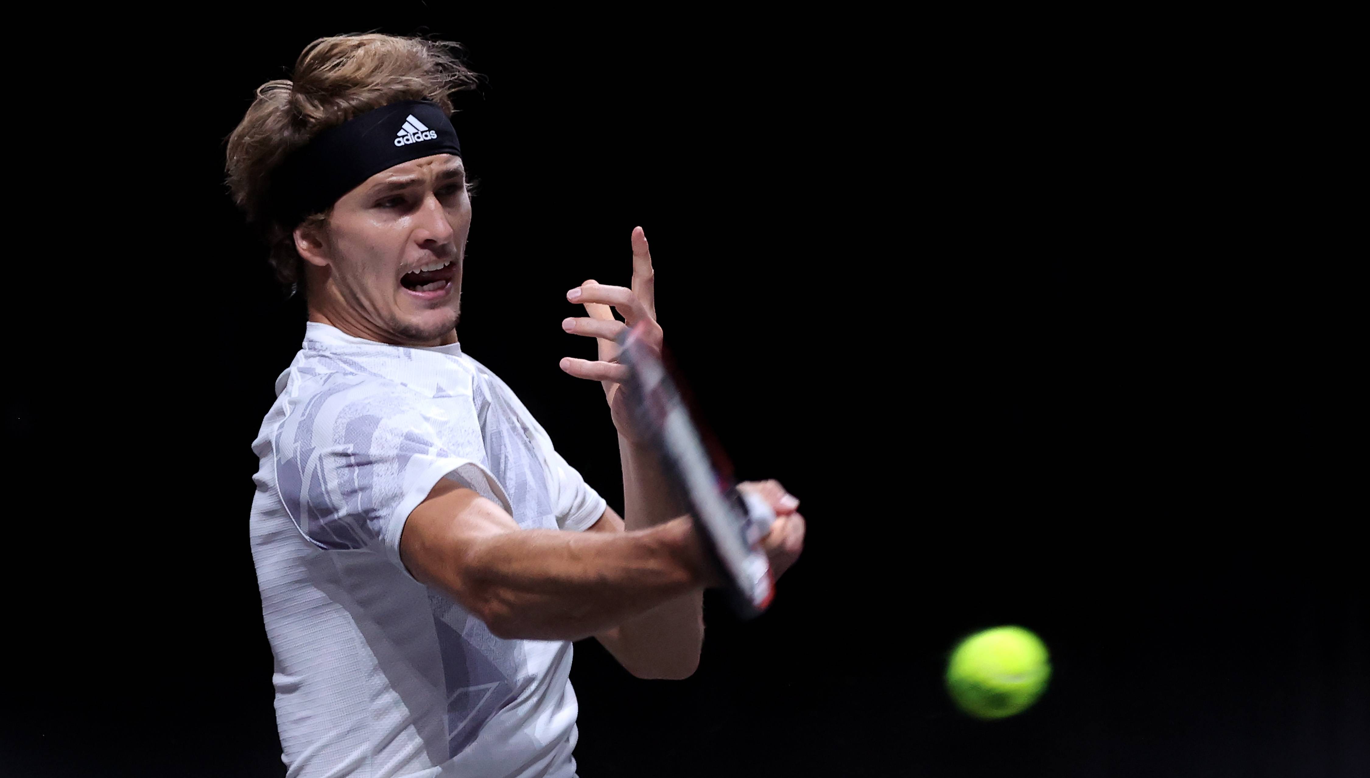 当日,在德国科隆网球锦标赛男单决赛中,德国选手兹维列夫以2比0战胜