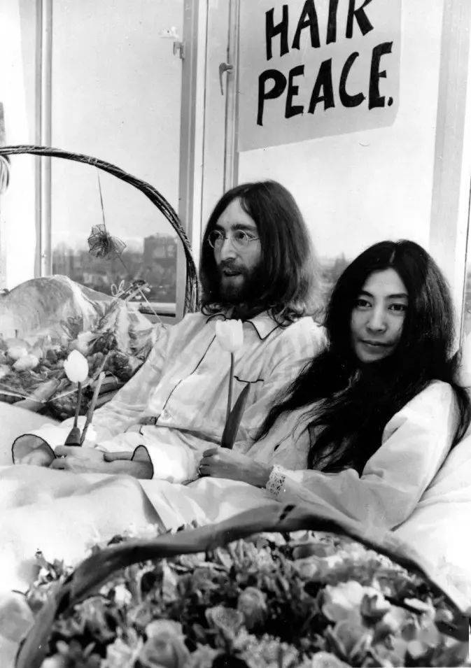 回过头来看,很多人还是会将披头士的解散,归结为小野洋子的出现.