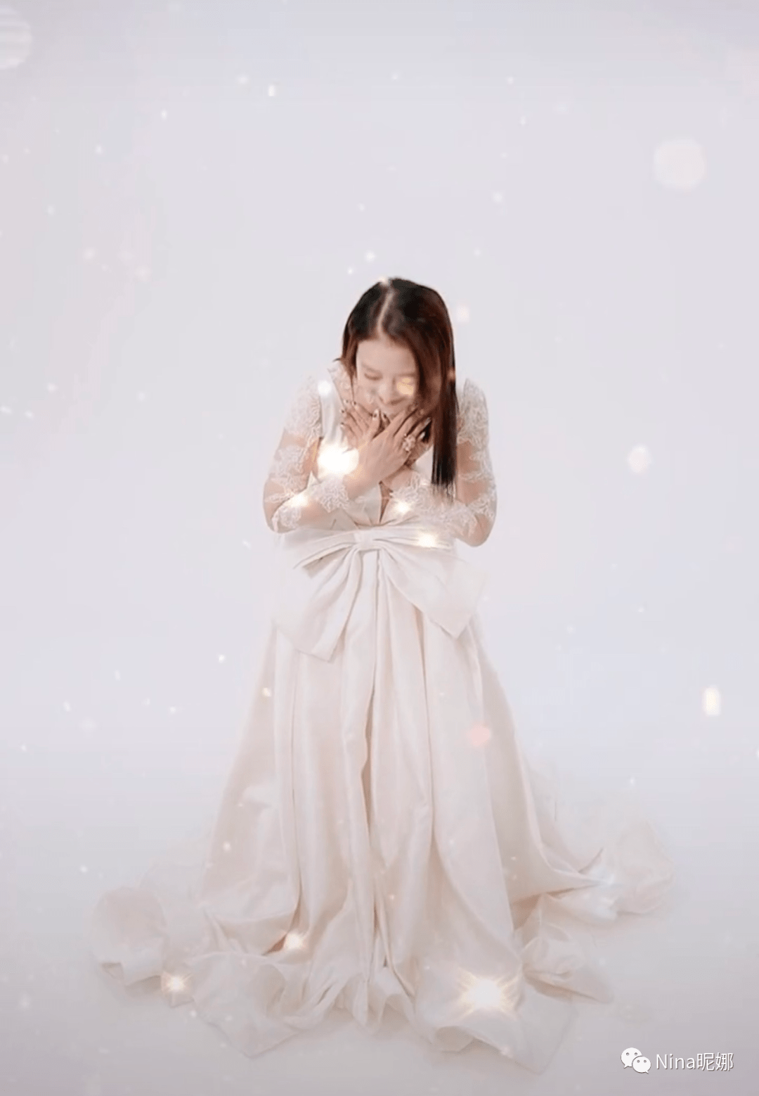 54岁周海媚越老越放得开,罕见穿透视公主裙,行公主礼美得心动