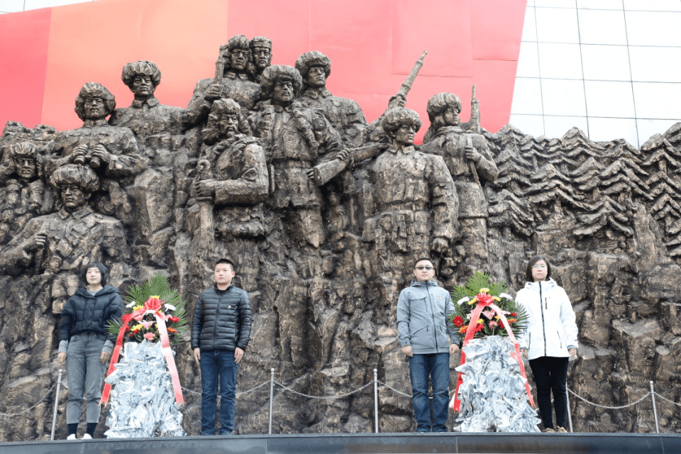 黨員們早晨7點準時在學院機關樓前集體乘車前往東北抗聯史實陳列館