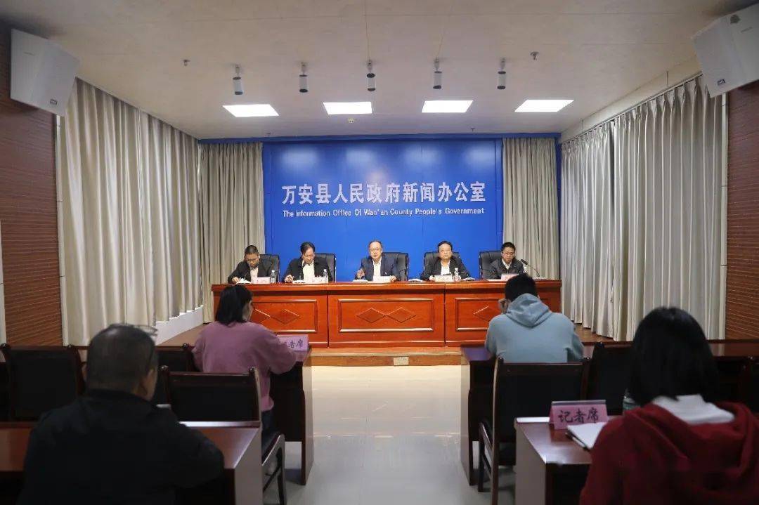 新闻发布会上,县自然资源局党组书记,局长郭永光就农村宅基地的审批