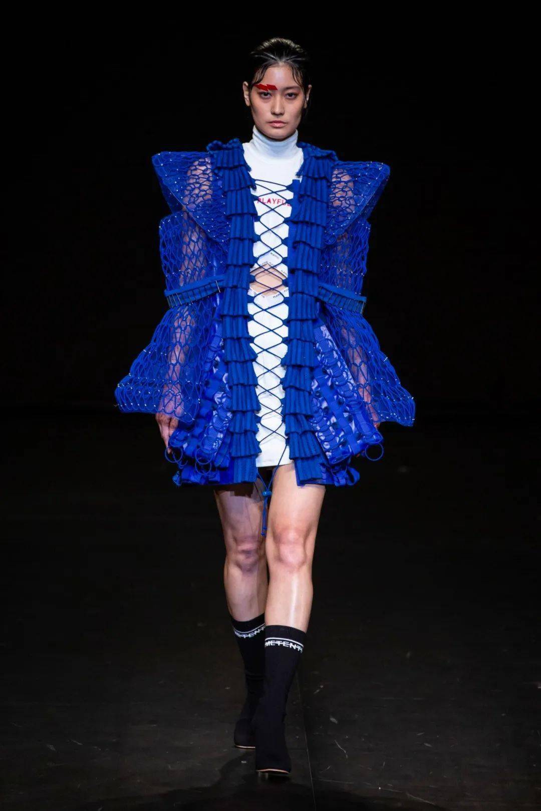 曾挖掘山本耀司的时装创意大赛他竟用3000个钉子取代针线缝制衣服还钉