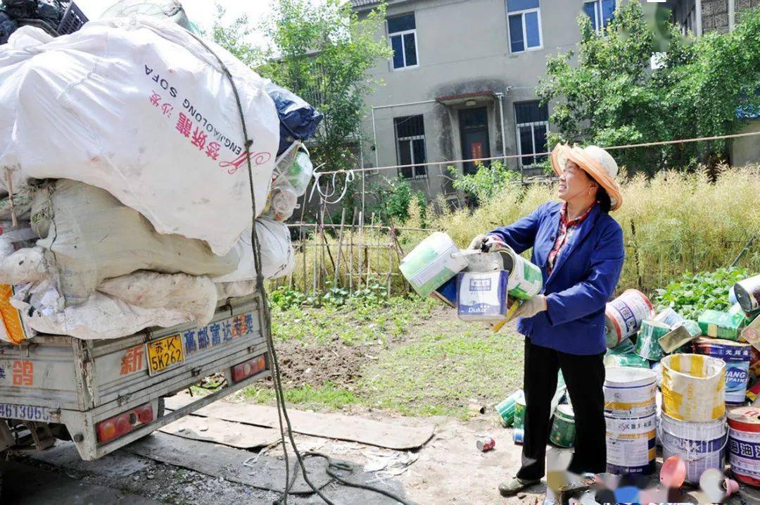 問及這麼多年她靠撿廢品賺了多少錢,陶大姐吞吞吐吐不願意透露,只說了