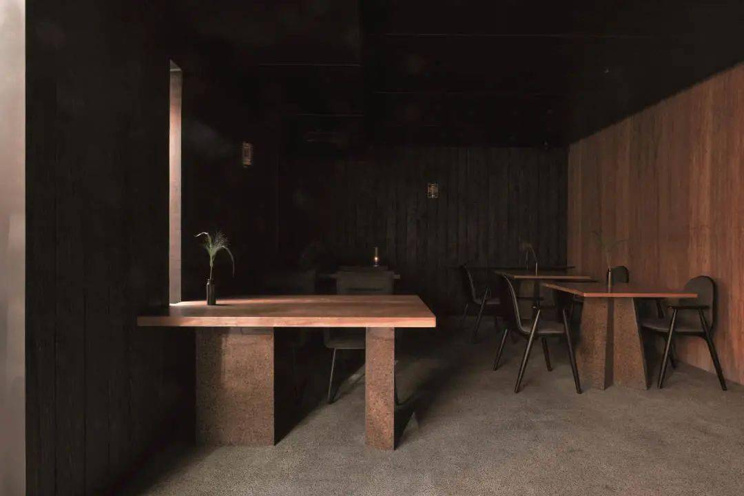 室内高差分界线处的洞口像一个取景窗,将庭院和夯土墙的画面完整呈现