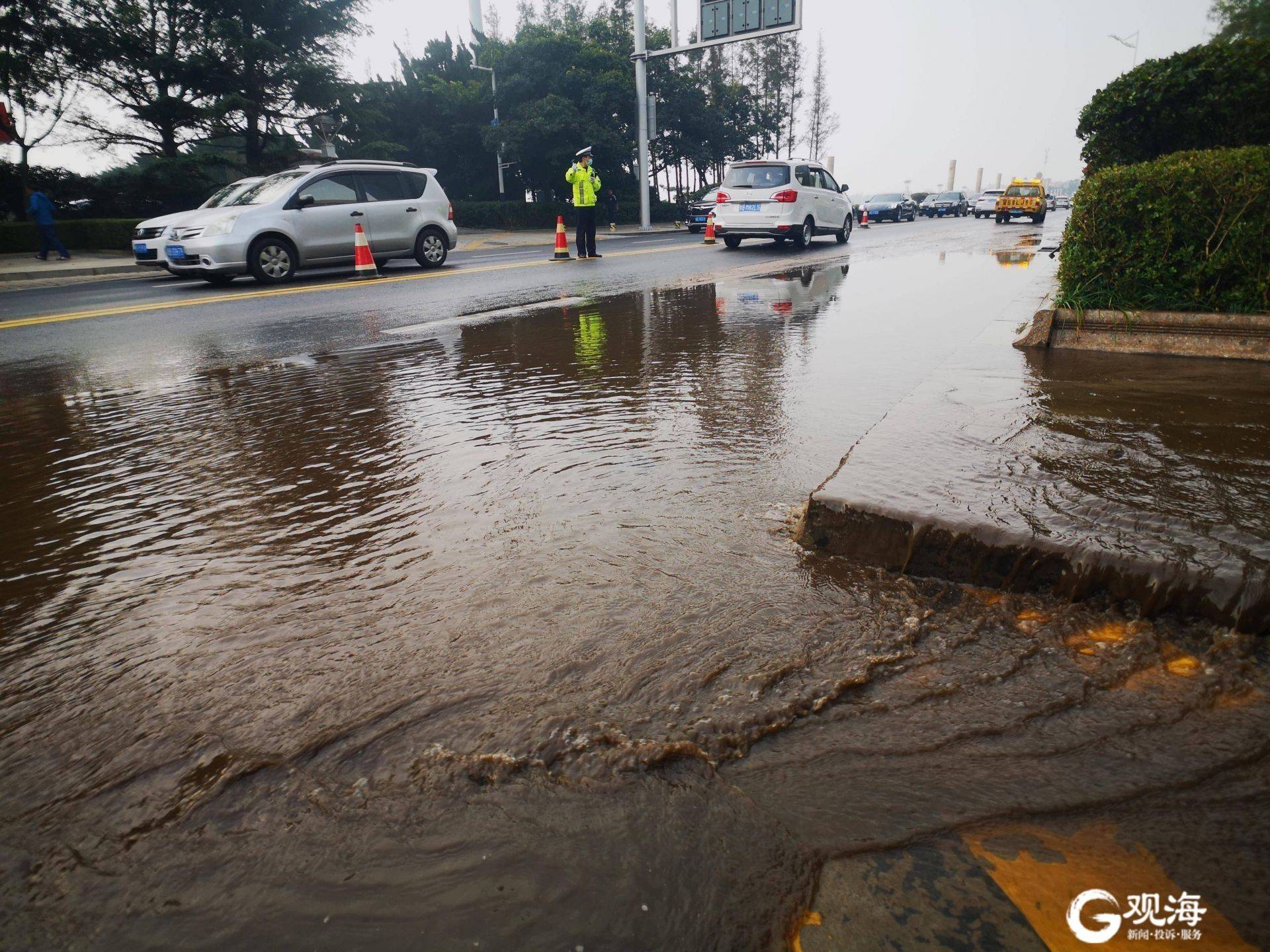 路面出现积水.施工人员加速排水.