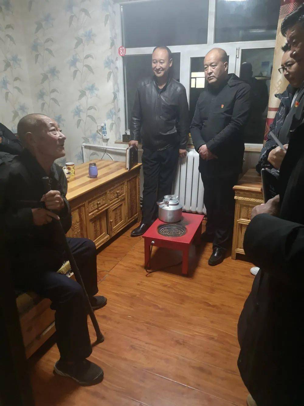 县委书记牛得海同志在调研丹玛社区供暖情况时强调坚持把群众冷暖当作