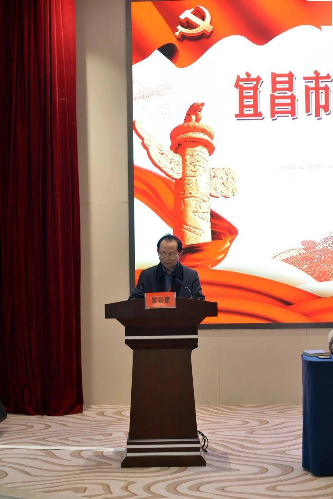 在大会交流环节,枝江市委党校常务副校长高红,秭归县委党校常务副校长